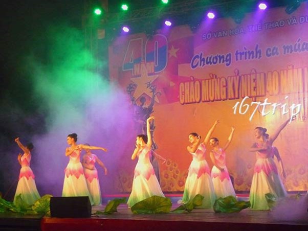 芽庄广场表演