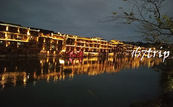 凤凰古城沱江灯影里的湘西梦：2025凤凰古城夜游考察旅游